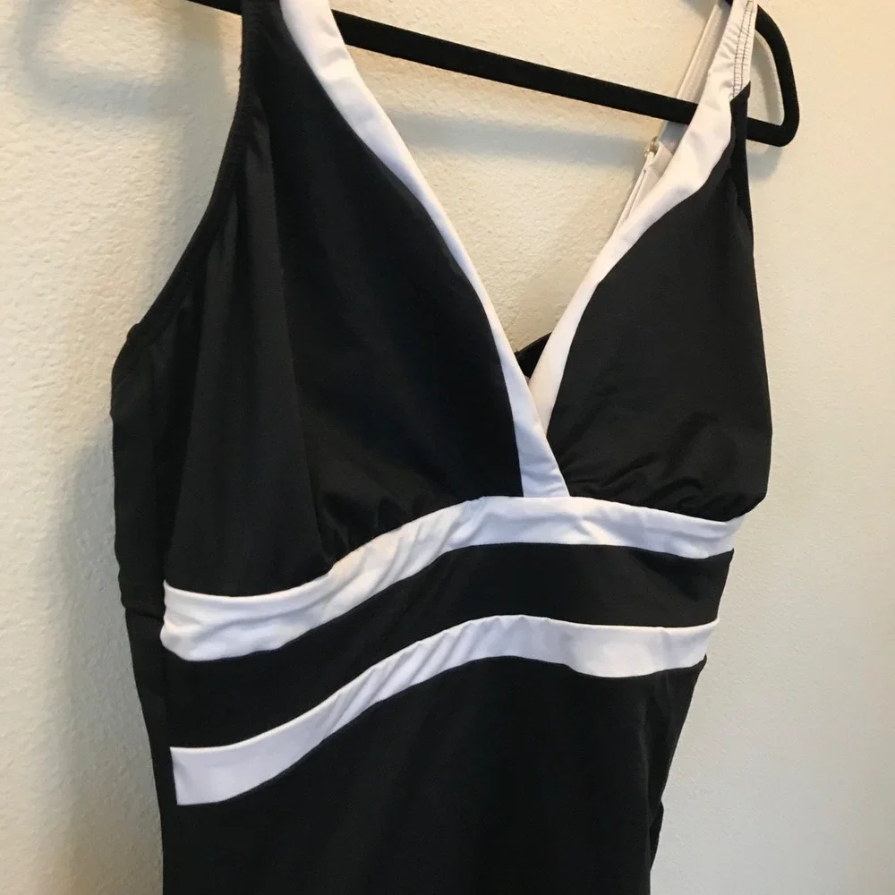 LA BLANCA Plus Size One Piece V Neck Tummy Control Swimsuit Black White Size 16W